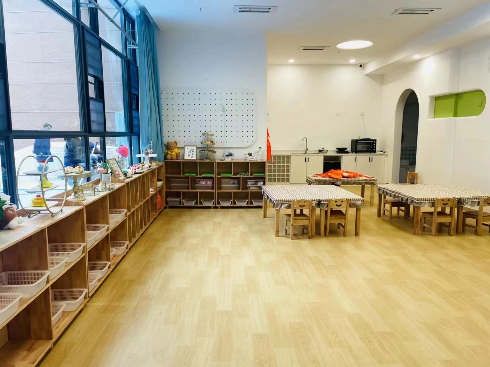 幼兒園教室專業(yè)地膠.jpg