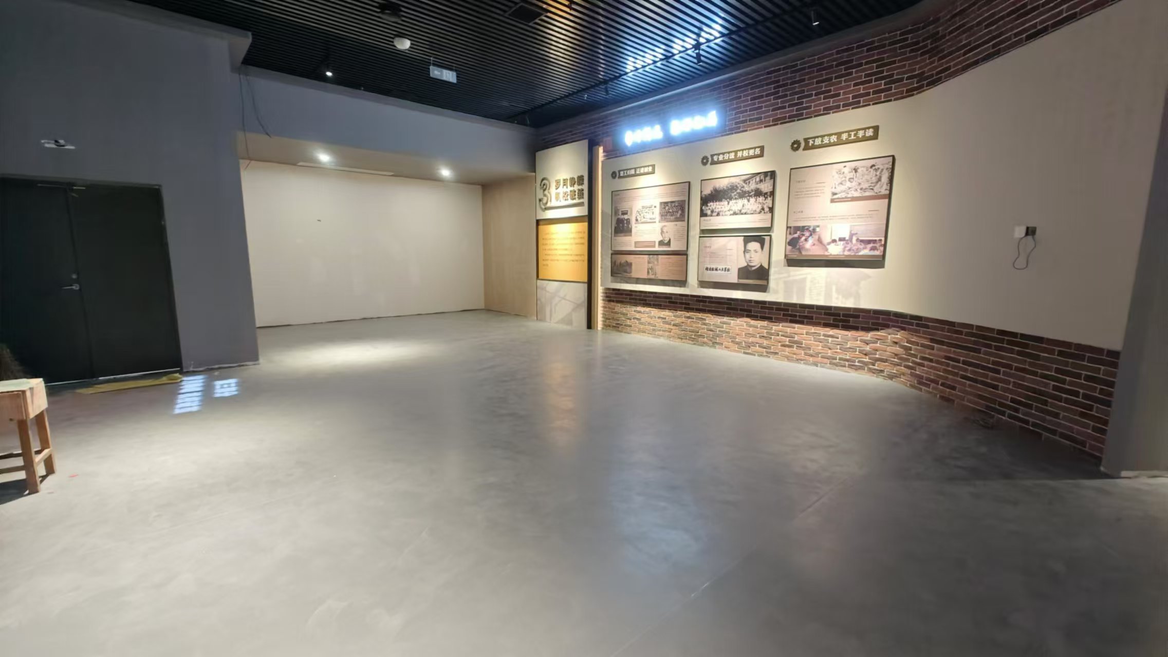 同質(zhì)透心學校PVC地板.jpg