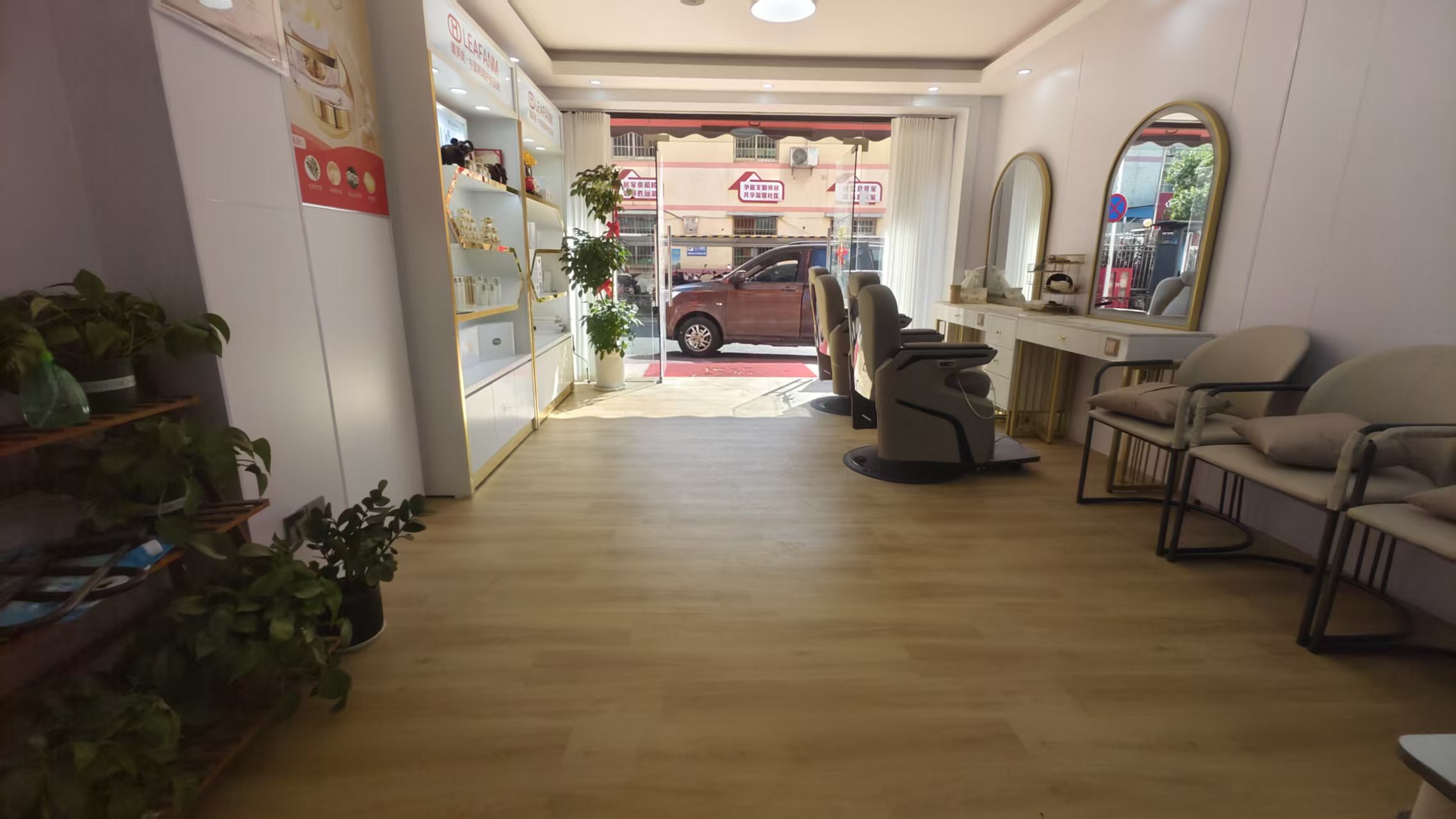 PVC地板應(yīng)用于護(hù)膚門店效果.jpg